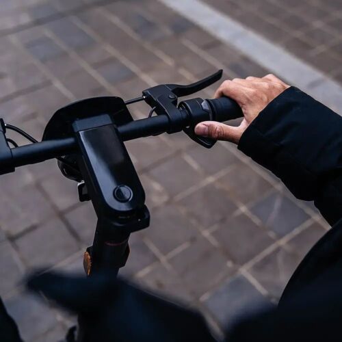 NIU - KQi3 Pro Foldable Electric Kick Scooter w/ 31 mi Max Operating Range & 20 mph Max Speed - Black - K3P31EB1A11 - Image 6