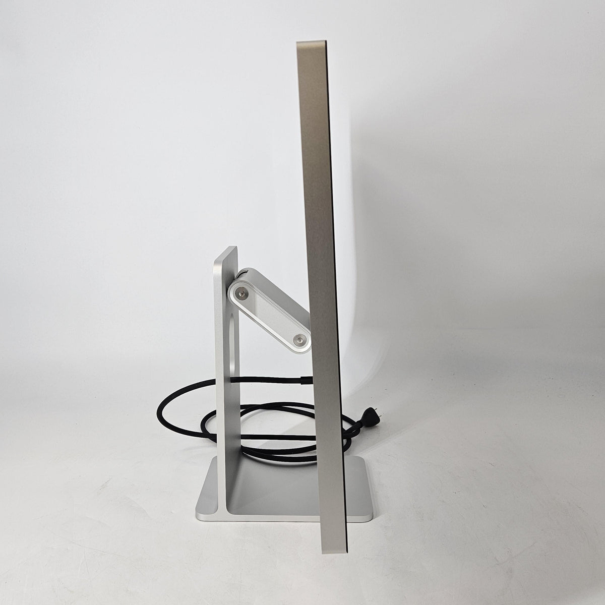 Apple Studio Display 27in 2026 Silver - Image 5