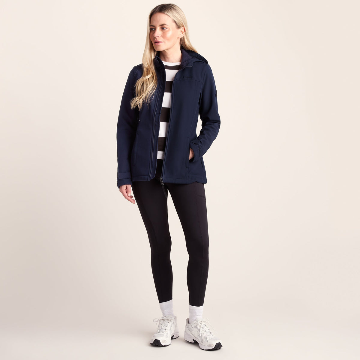 Keld Womens Shower Resistant Hooded Softshell Jacket - Navy - Image 2