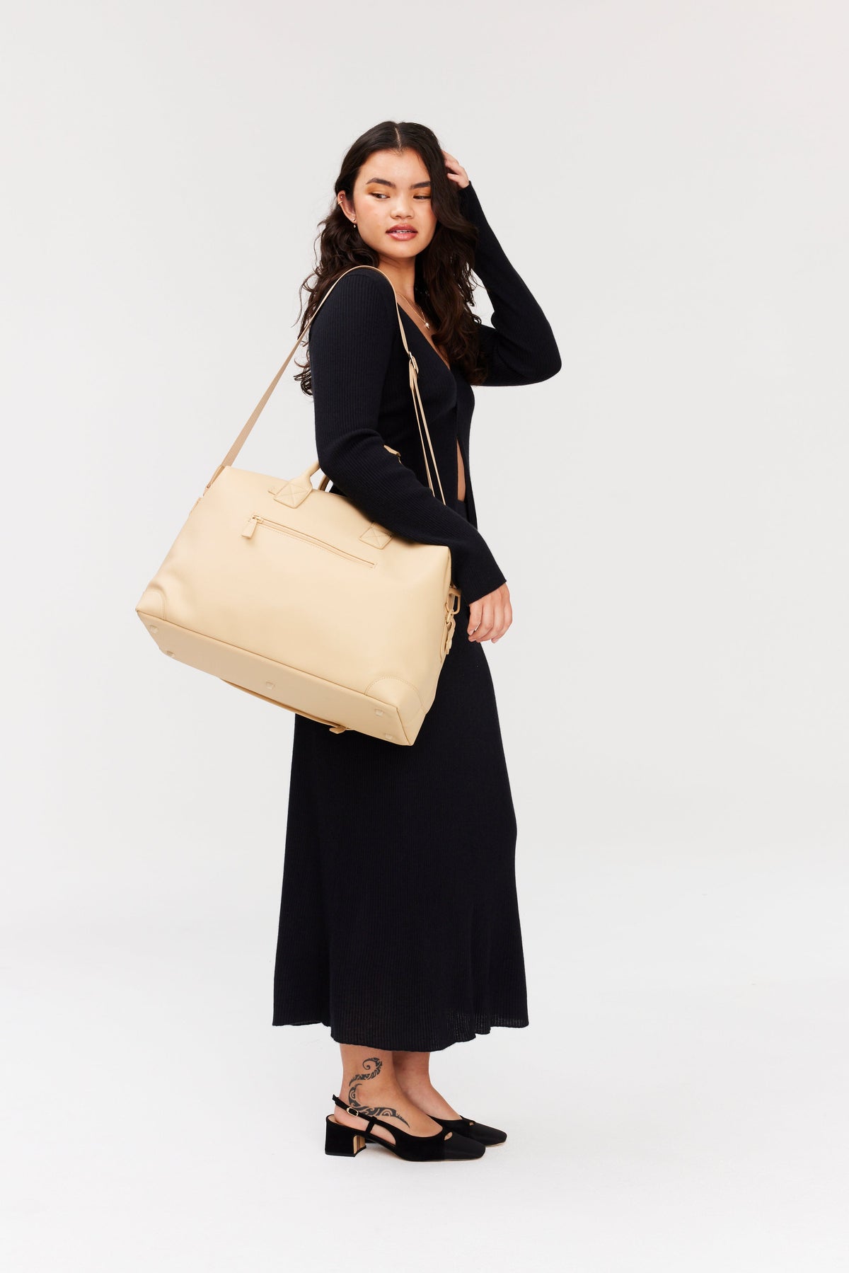 The Premium Duffle in Beige - Image 11