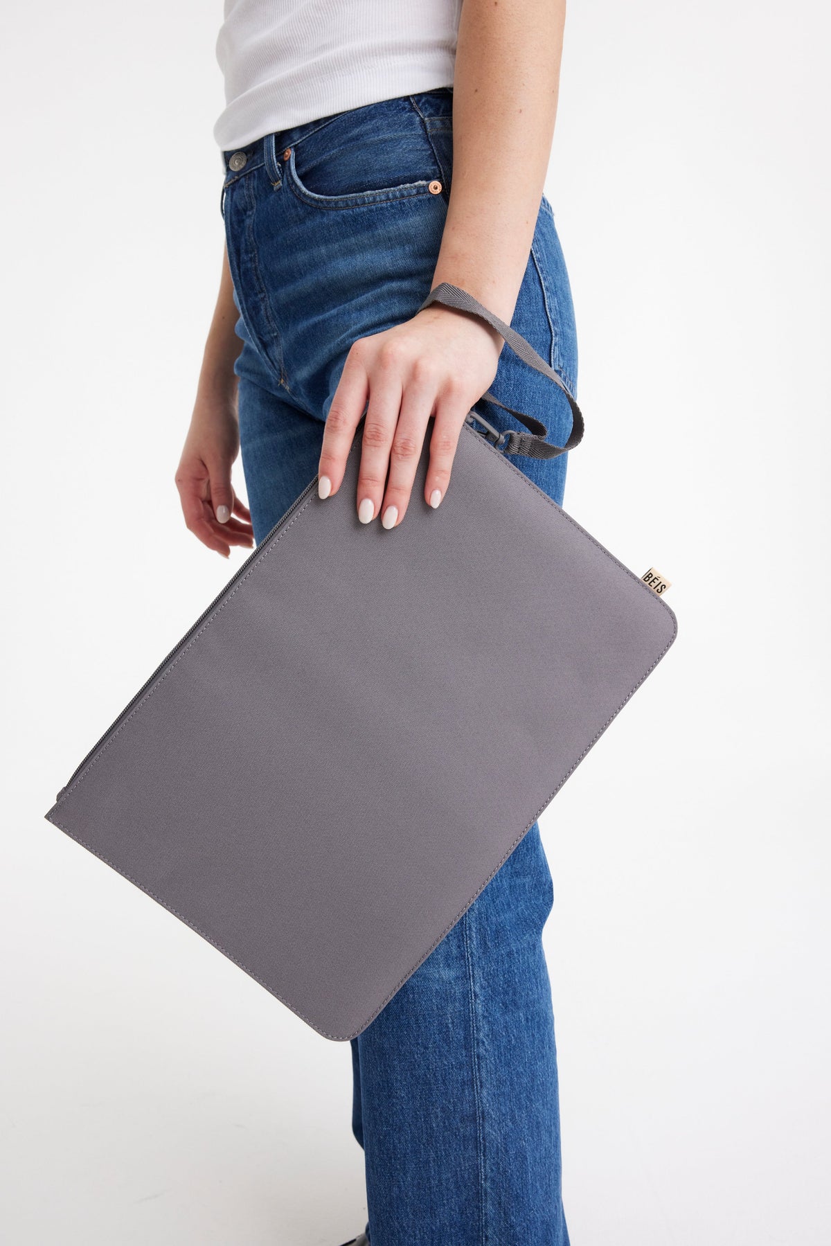 The BÉISics Laptop Pouch in Grey - Image 4