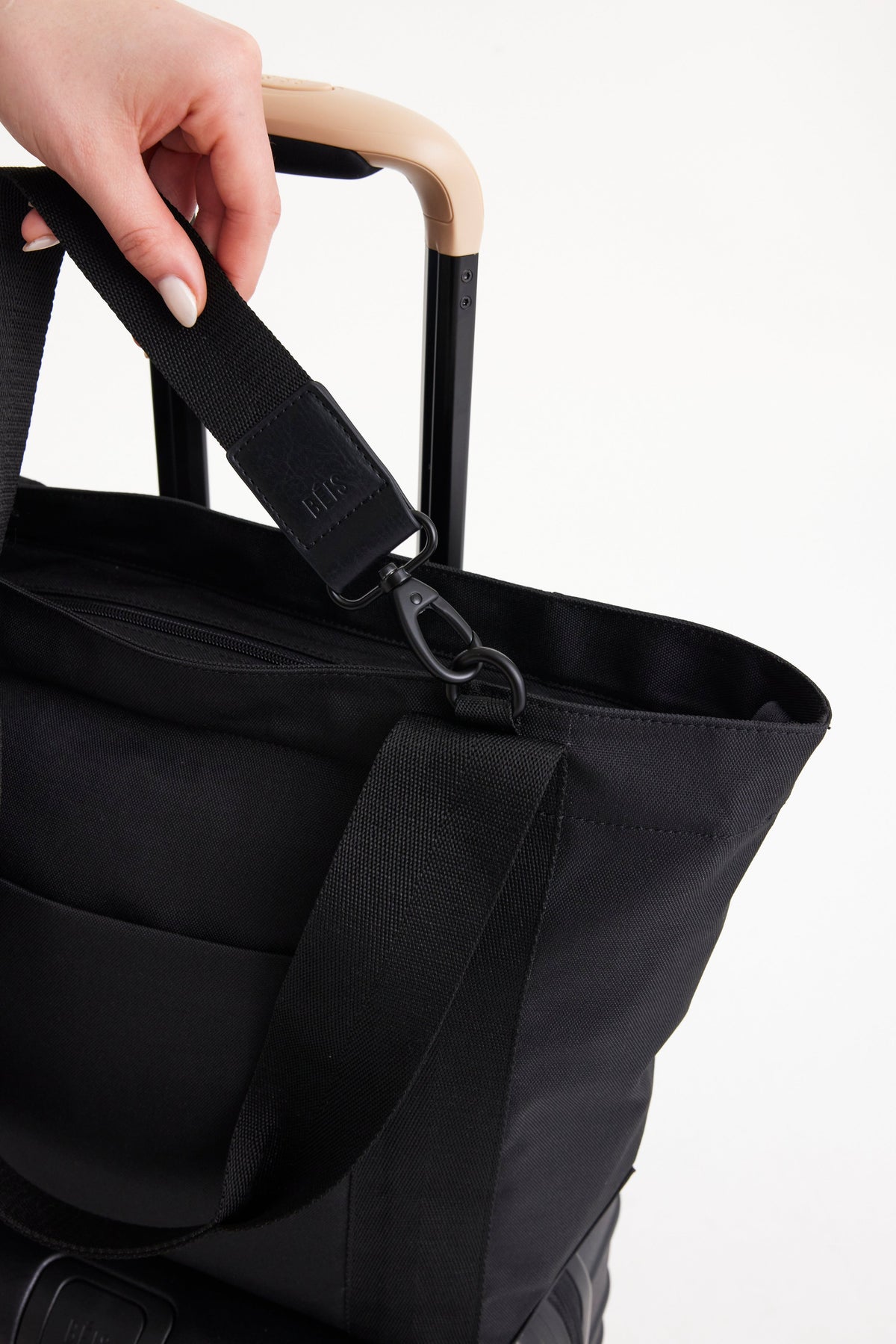 The BÉISics Tote in Black - Image 8