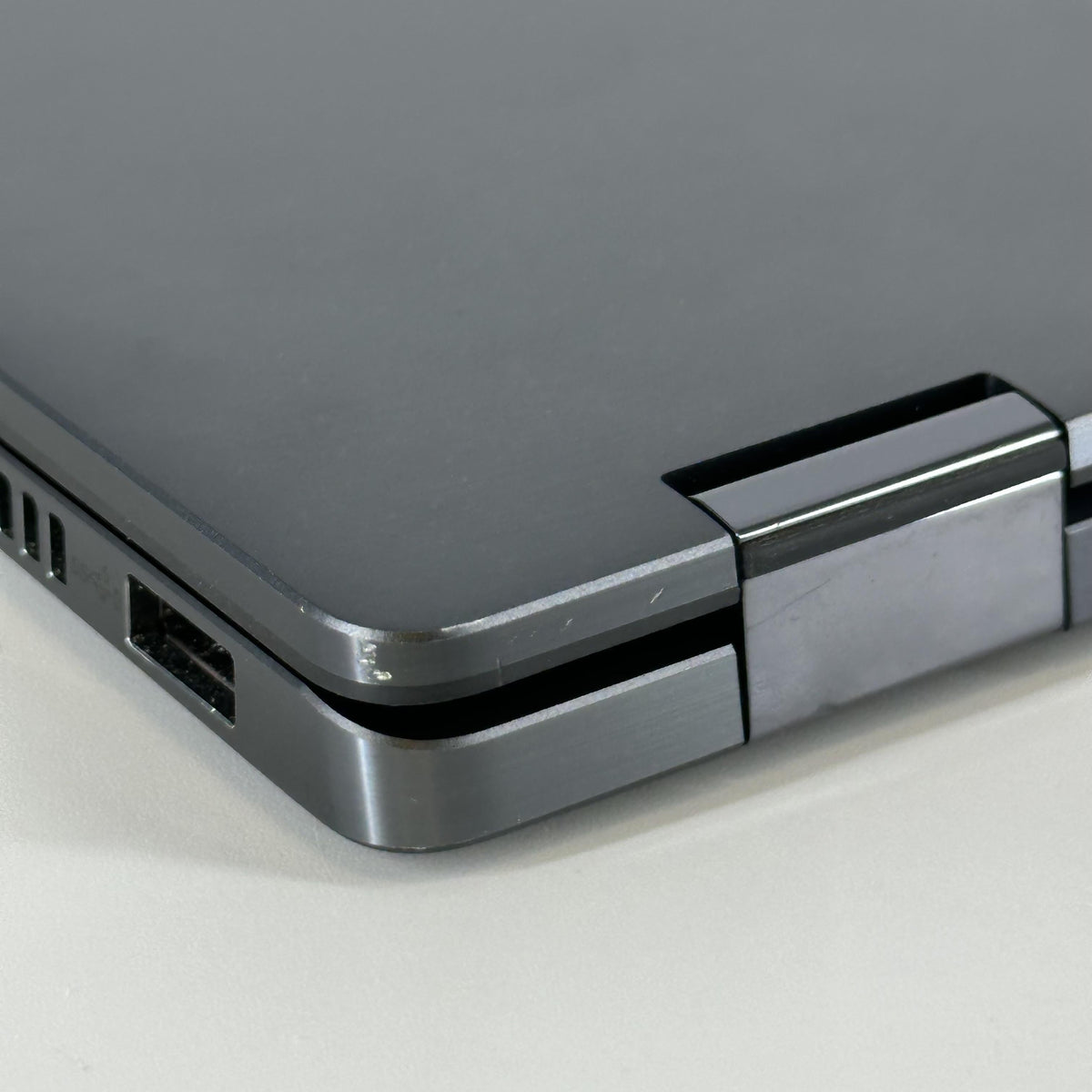 Dell Latitude 9430 14 Gray 1.8 GHz Intel Core i7 12th Gen. 32GB RAM 1TB Solid State Drive - Image 14