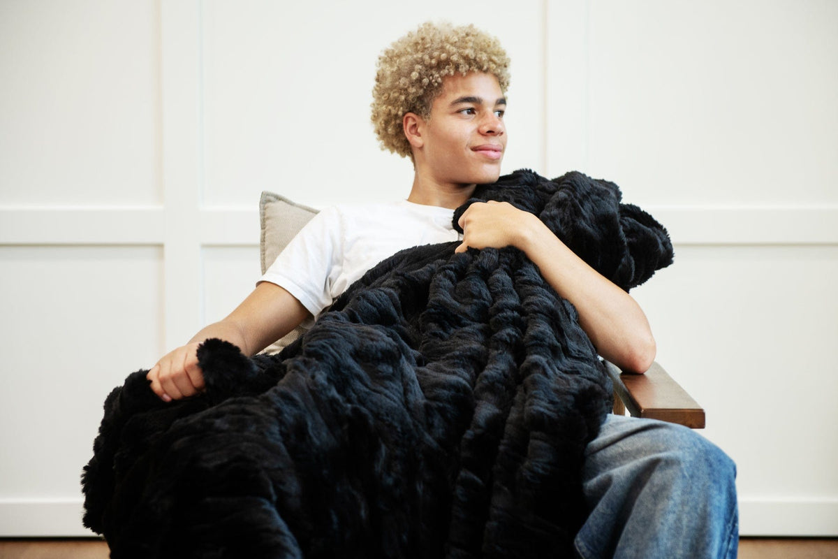 Sculpted Plush Black Blanket - Image 2