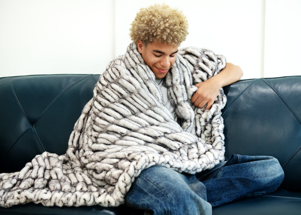 Hugs Obsidian Blanket - Image 4