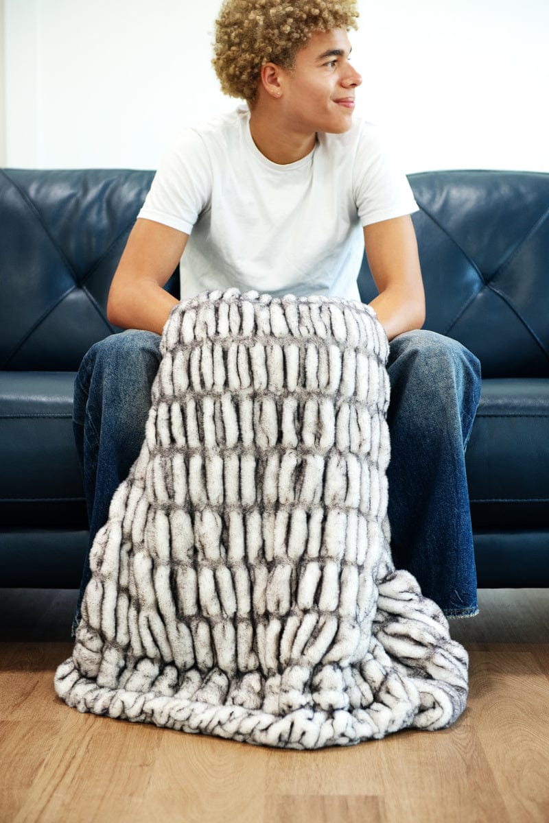 Hugs Obsidian Blanket - Image 5