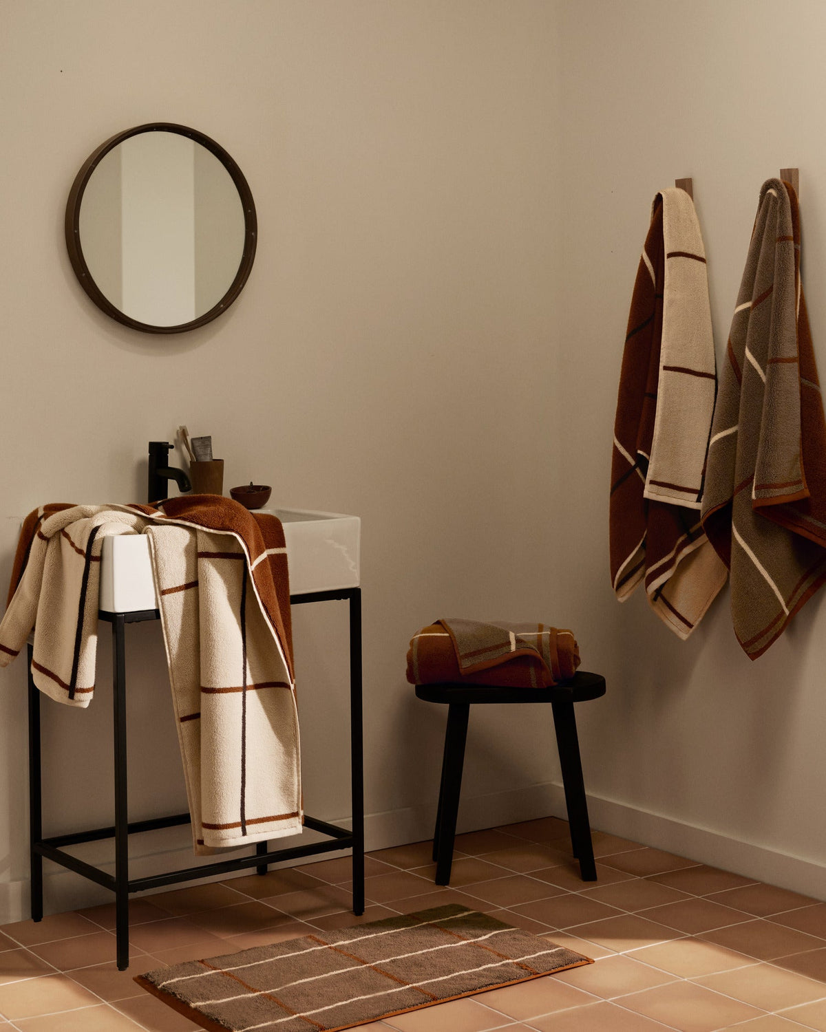 Organic Plush Tub Mat (Tobacco Windowpane) - Image 4
