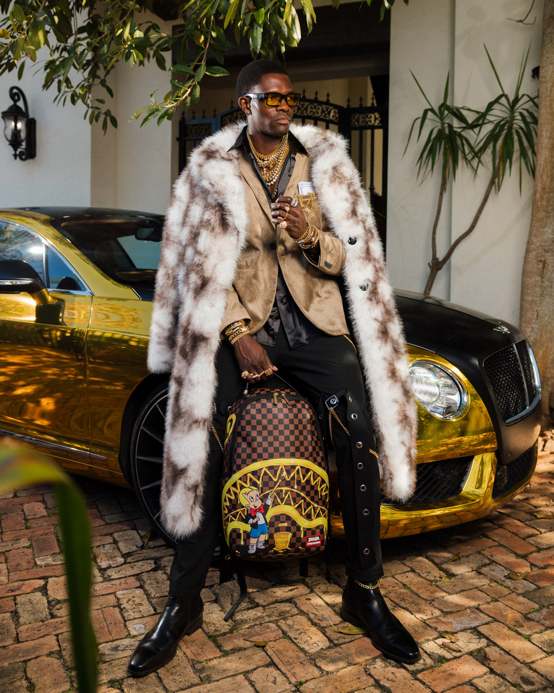 Richie Rich Paint the Shark Gold Backpack - Image 14