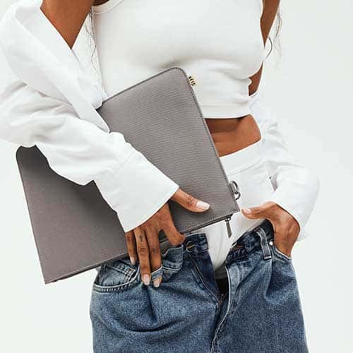 The BÉISics Laptop Pouch in Grey - Image 7